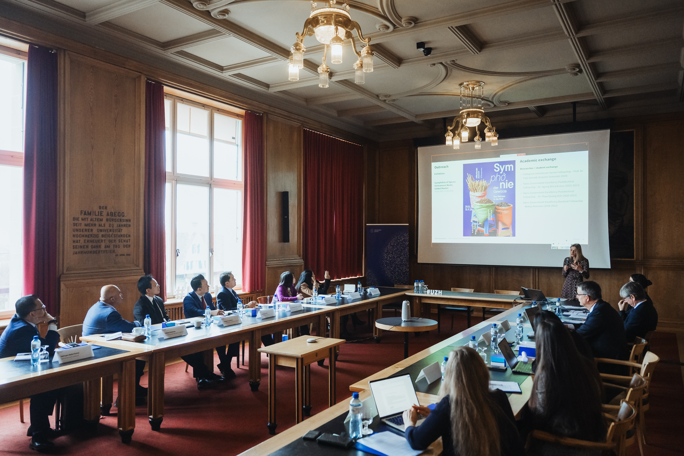 Room picture with delegation