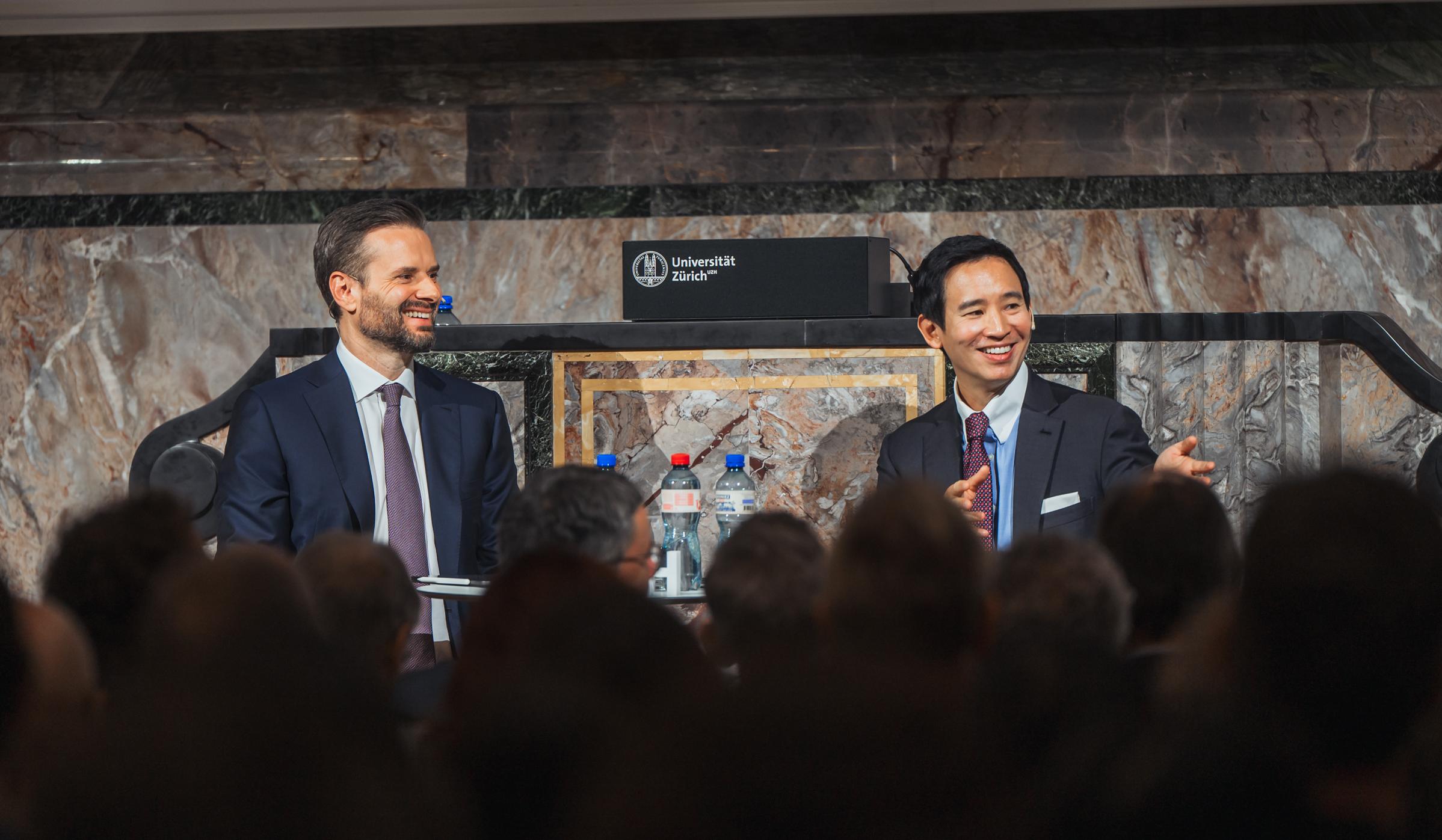 Picture of the discussion between UZH Professor Ralph Ossa and Pita Limjaroenrat. 