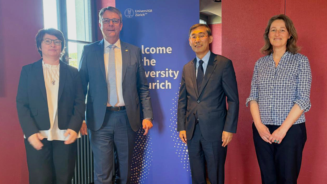 From left to right: Prof. Ewa Machotka (Department of Art History), Prof. Michael Schaepman (UZH President), H.E. Chang-rok Keum (Korean Ambassador to Switzerland), Prof. Gabriela Schaepman-Strub (Department of Evolutionary Biology and Environmental Studies)